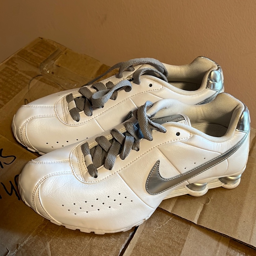Womens size 9 Nike shox